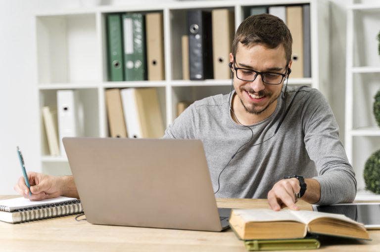 Estudiante organizando su rutina de estudio con agenda DeKairus