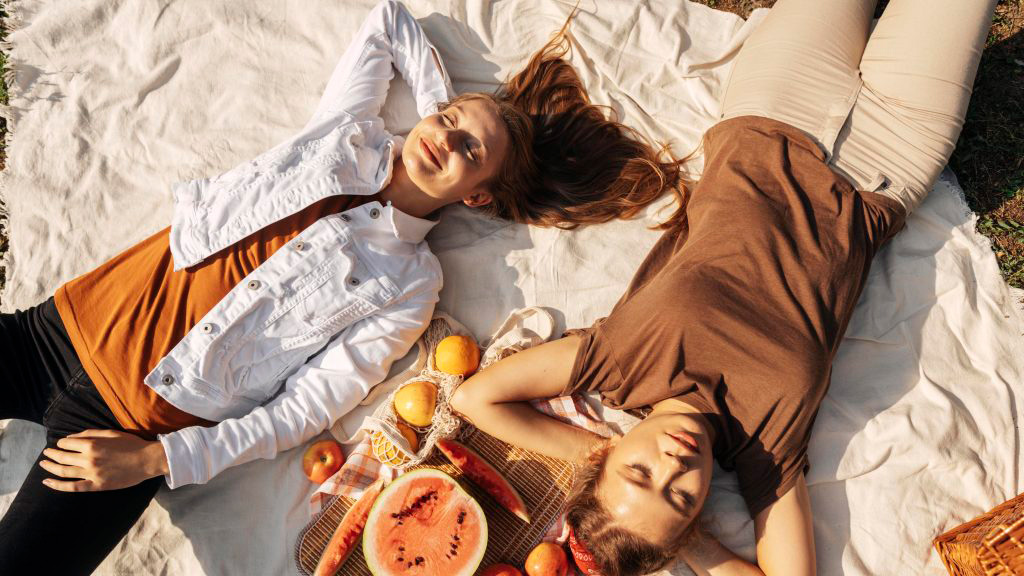 amigas haciendo un picnic, disfrutando de no hacer nada